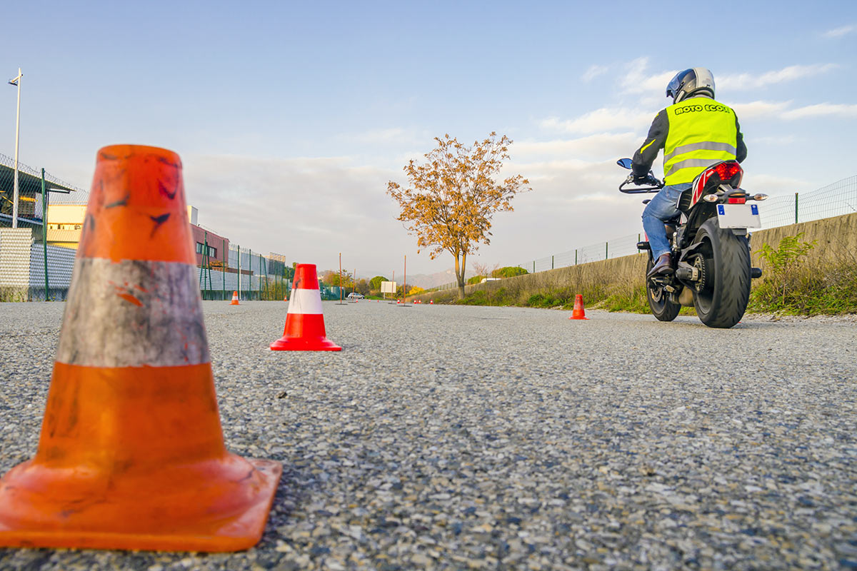 Pour assurer une moto sans avoir passé le permis, il existe des solutions simples